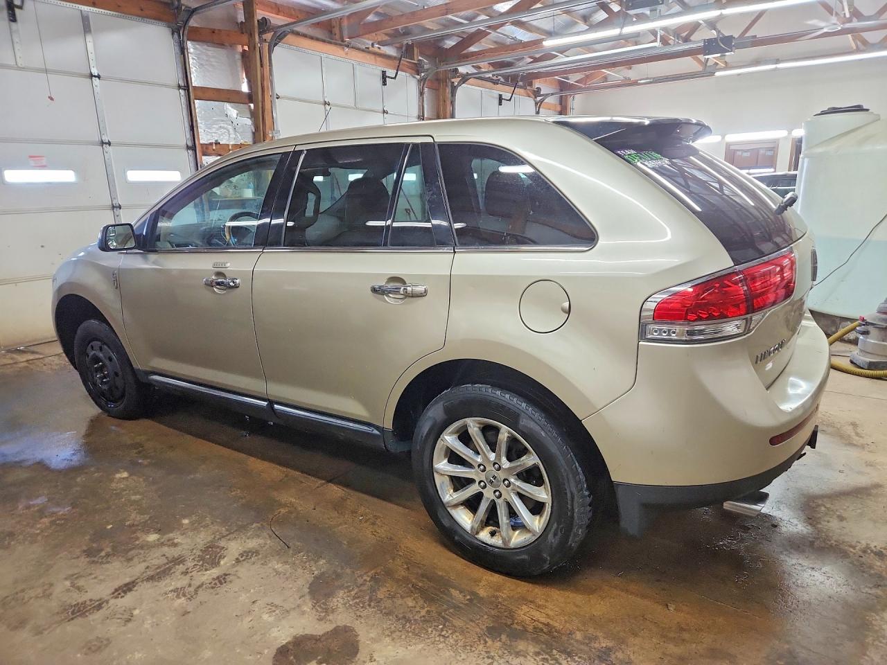 2011 LINCOLN MKX photo 3