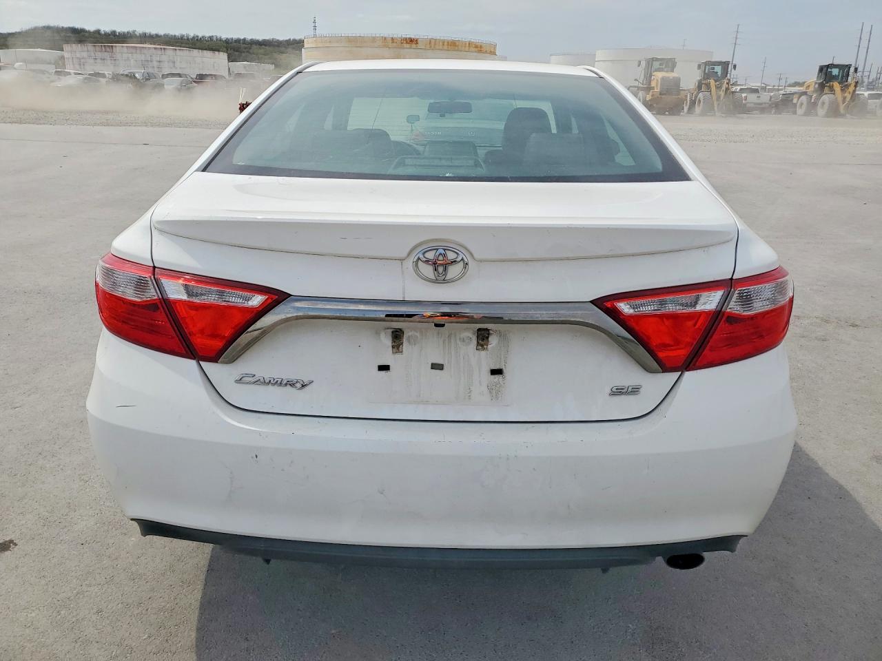 2017 TOYOTA CAMRY SE photo 16