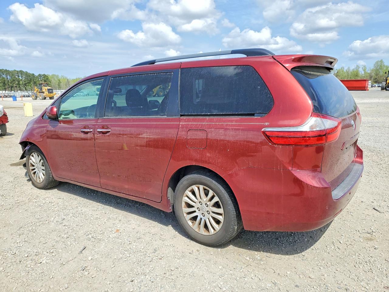 2015 TOYOTA SIENNA photo 4