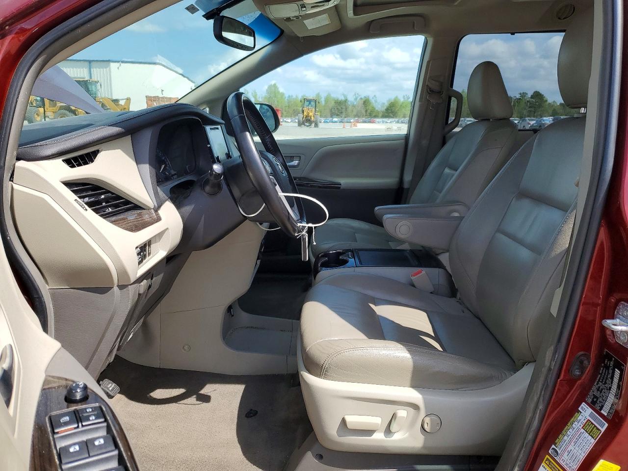 2015 TOYOTA SIENNA photo 19