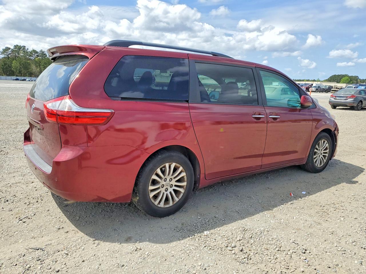 2015 TOYOTA SIENNA photo 7