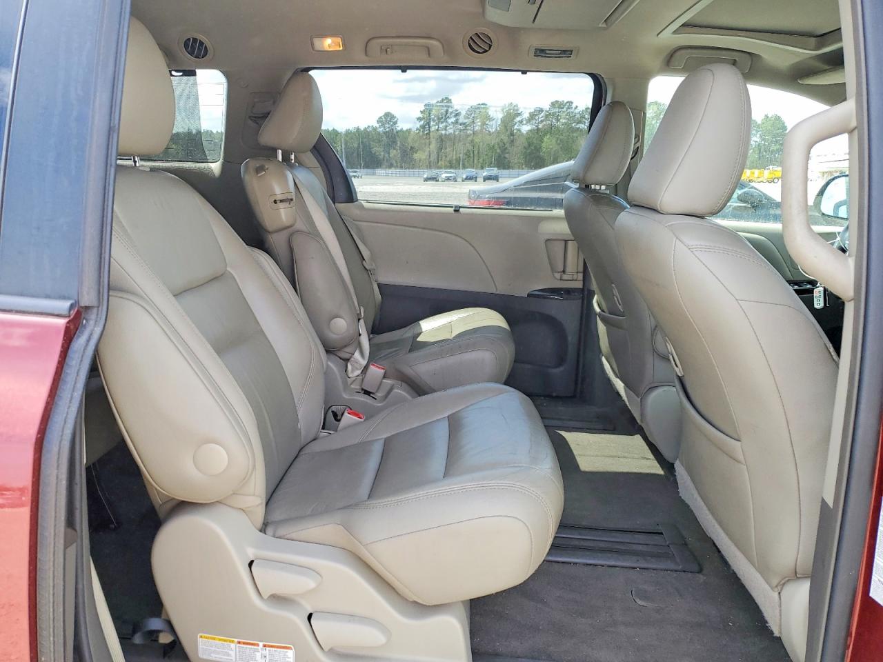 2015 TOYOTA SIENNA photo 31