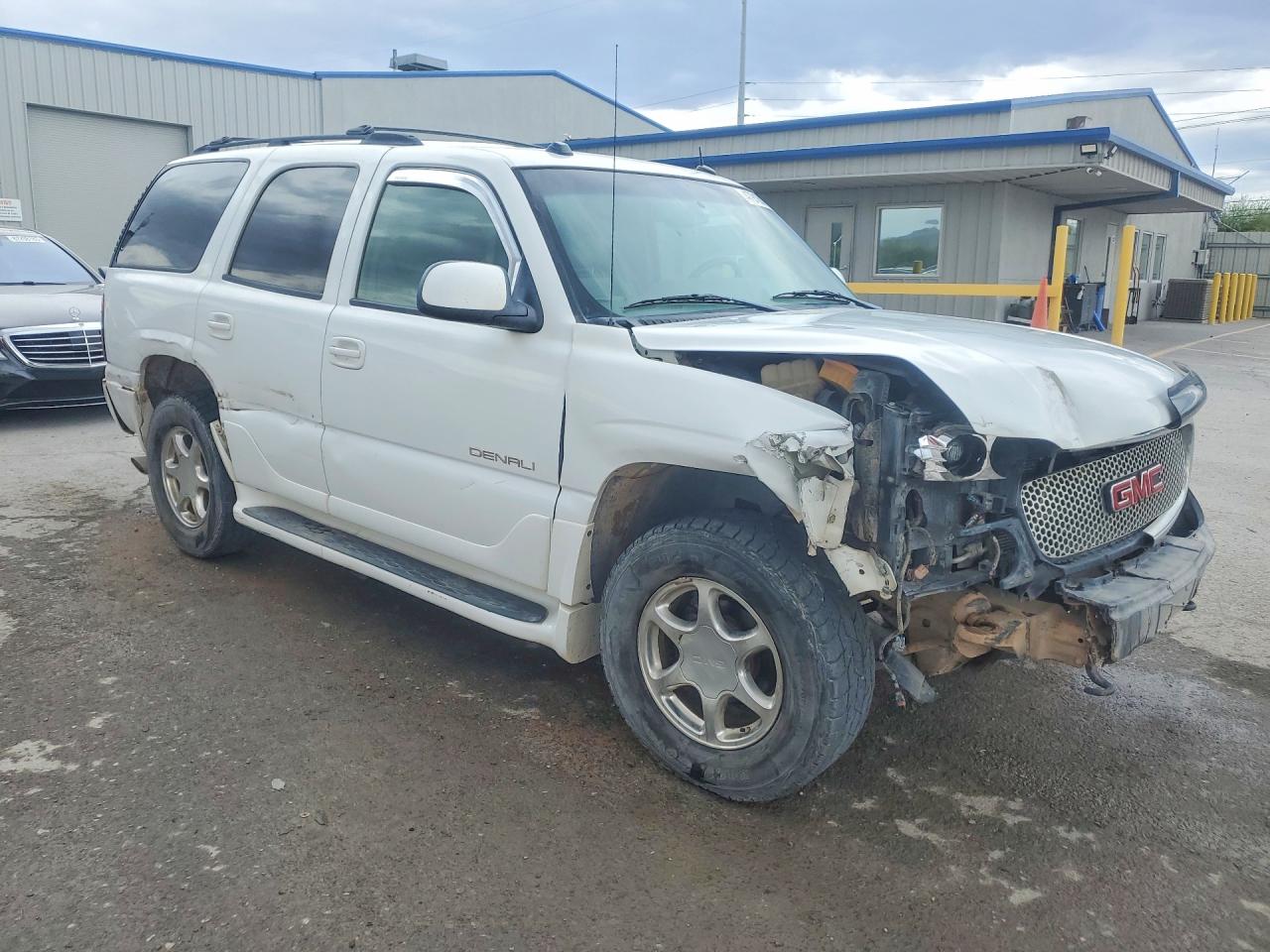 2004 GMC YUKON DENALI photo 4