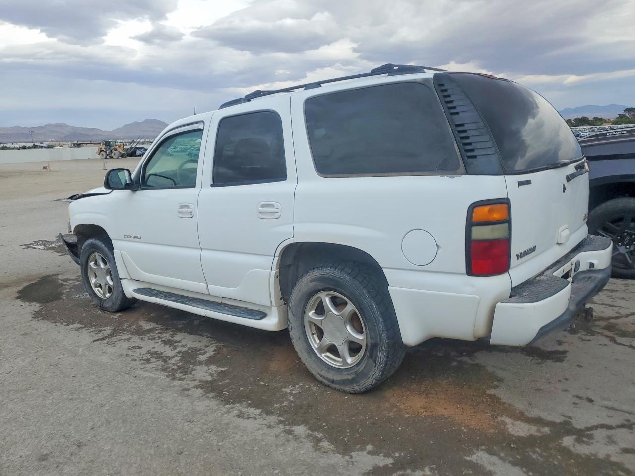 2004 GMC YUKON DENALI photo 2