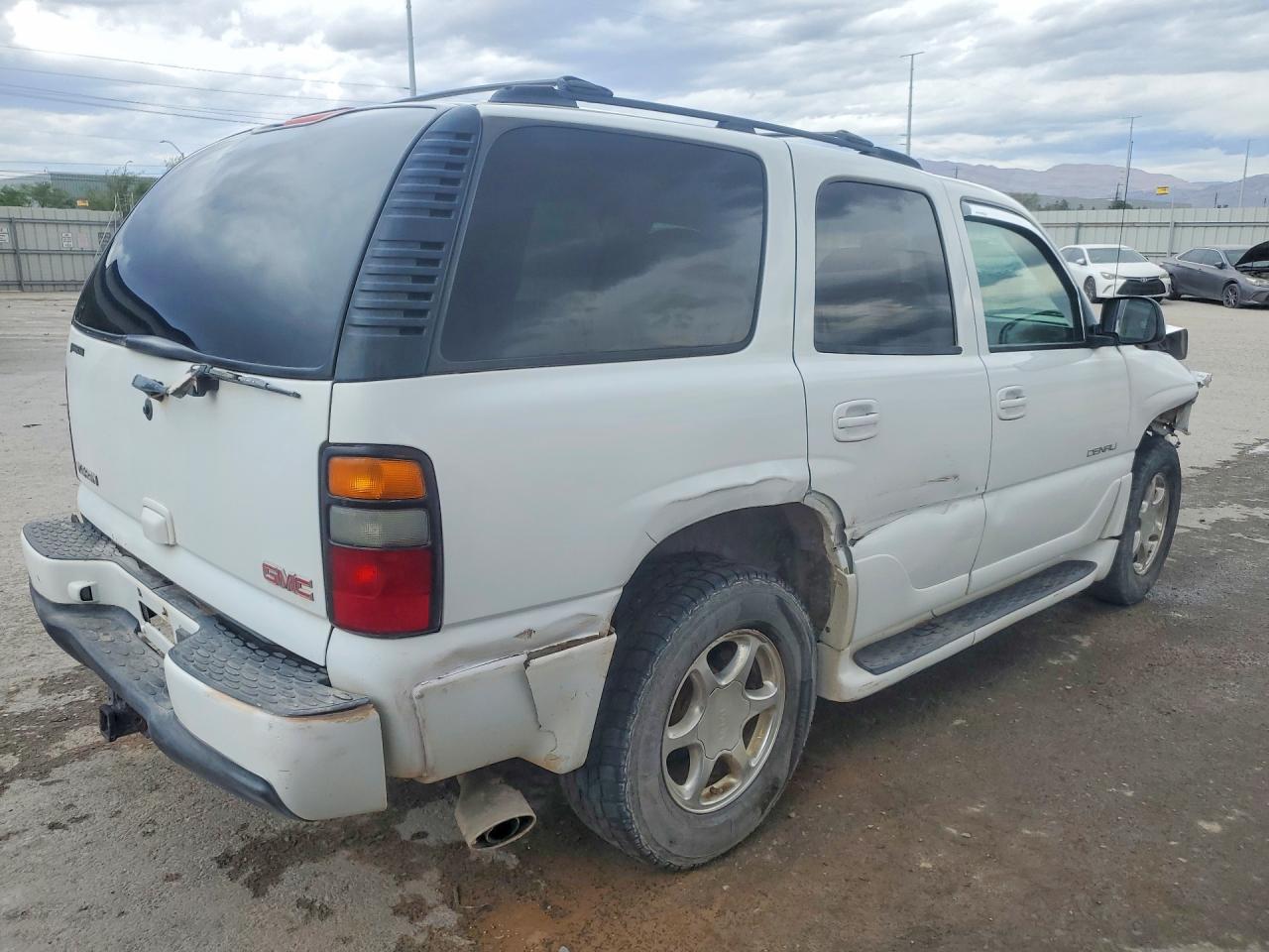 2004 GMC YUKON DENALI photo 3