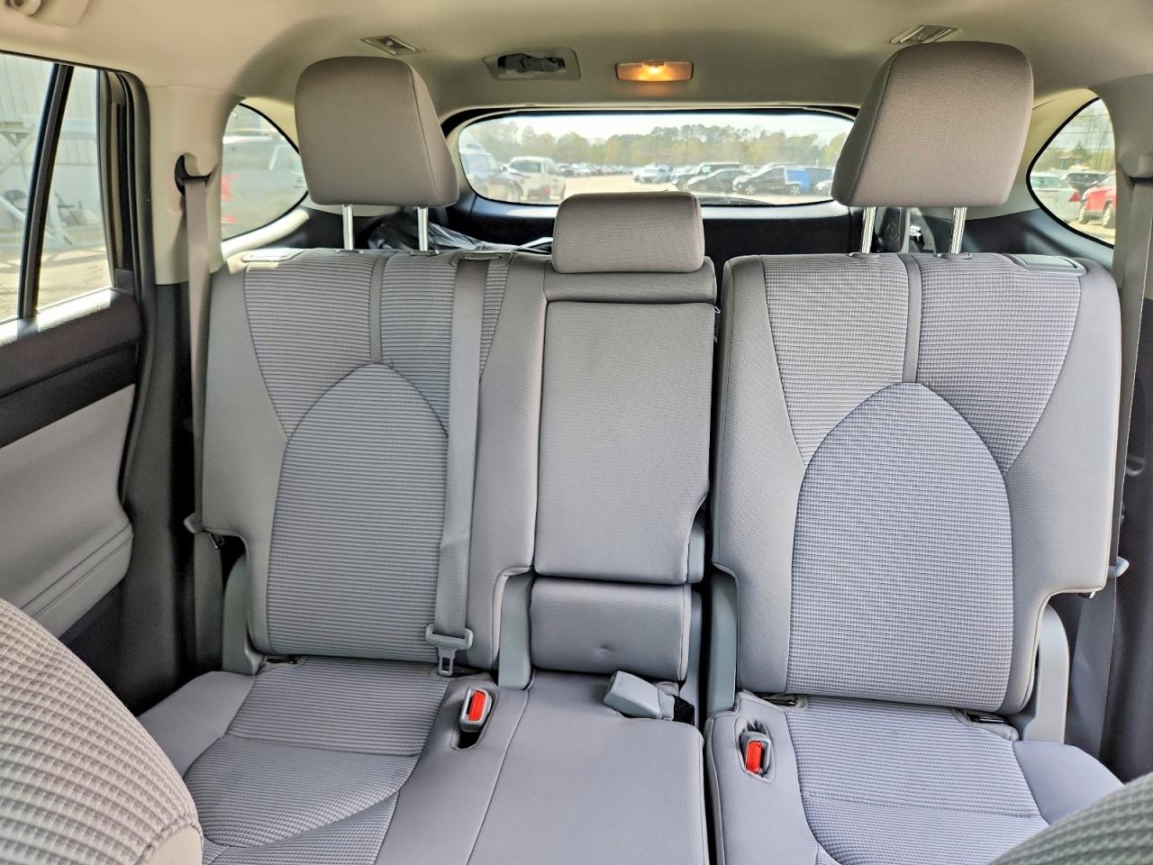 2022 TOYOTA HIGHLANDER LE photo 19