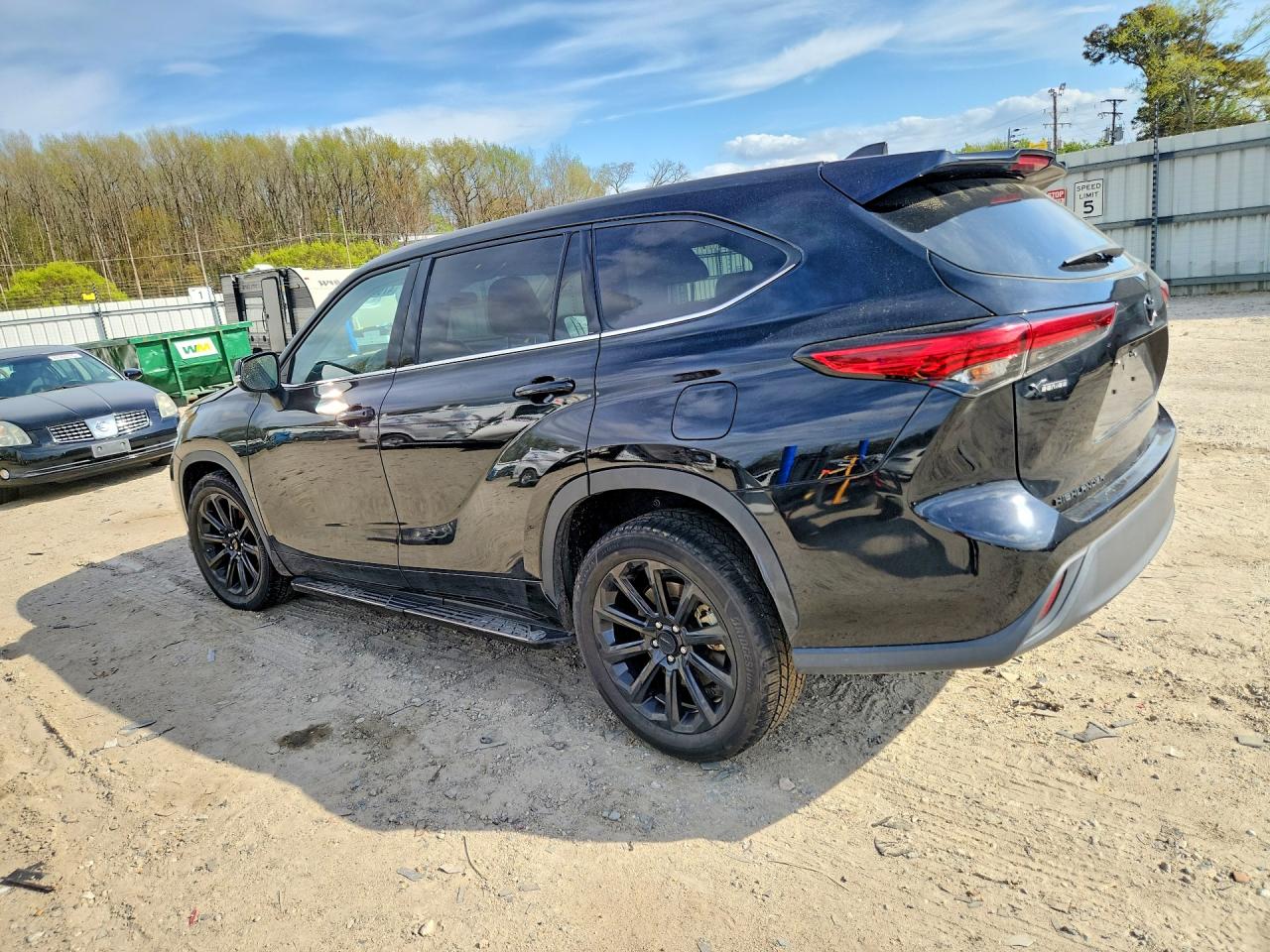2022 TOYOTA HIGHLANDER LE photo 3
