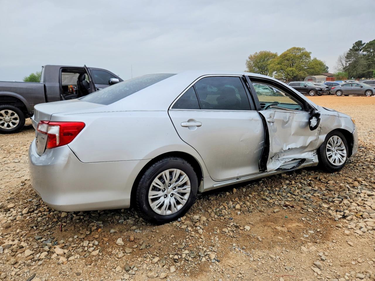 2014 TOYOTA CAMRY LE photo 5
