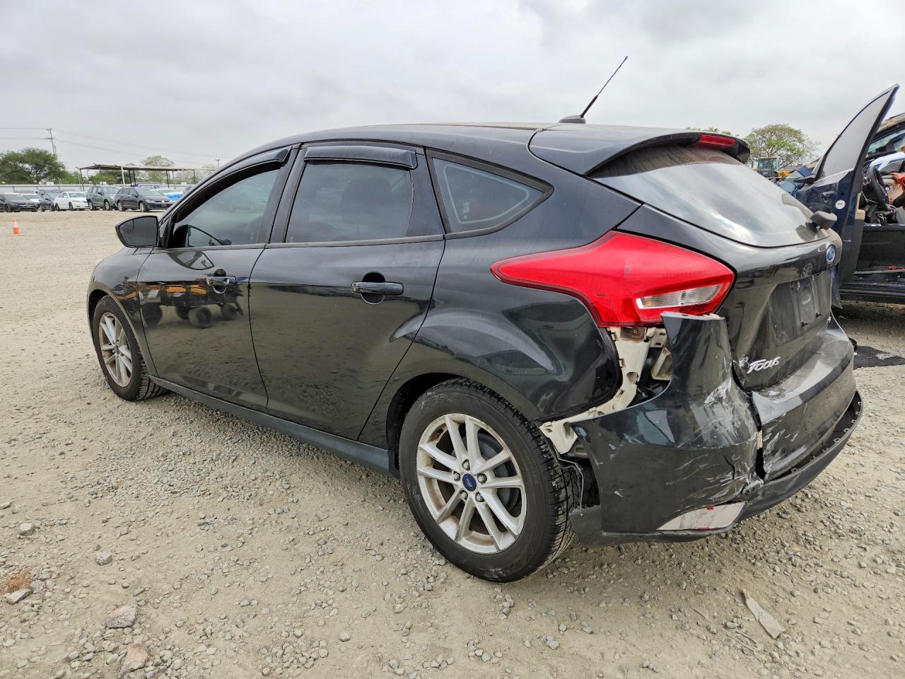 2015 FORD FOCUS SE photo 3