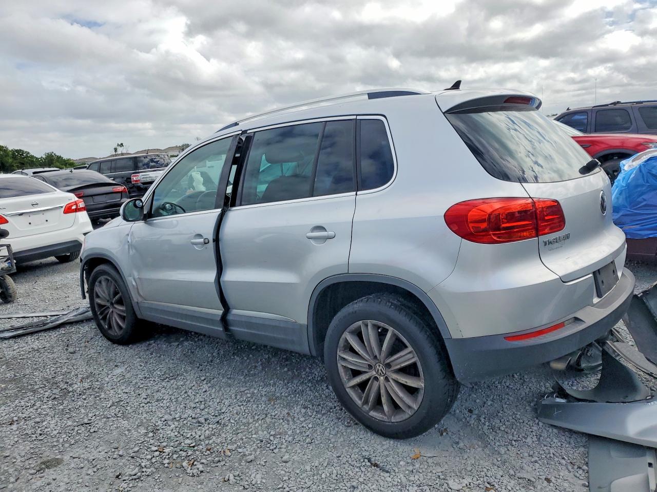 2012 VOLKSWAGEN TIGUAN S photo 2