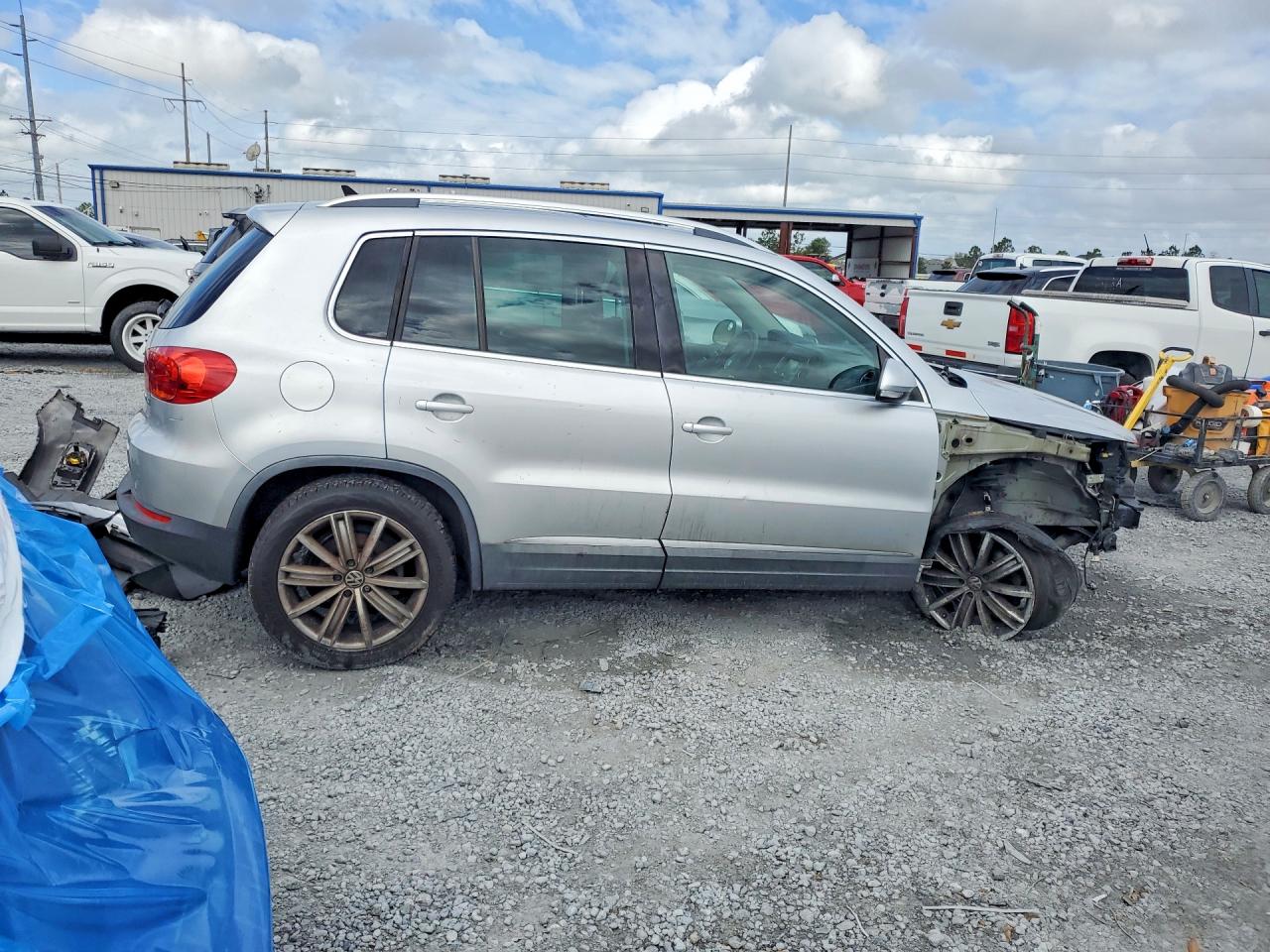 2012 VOLKSWAGEN TIGUAN S photo 3
