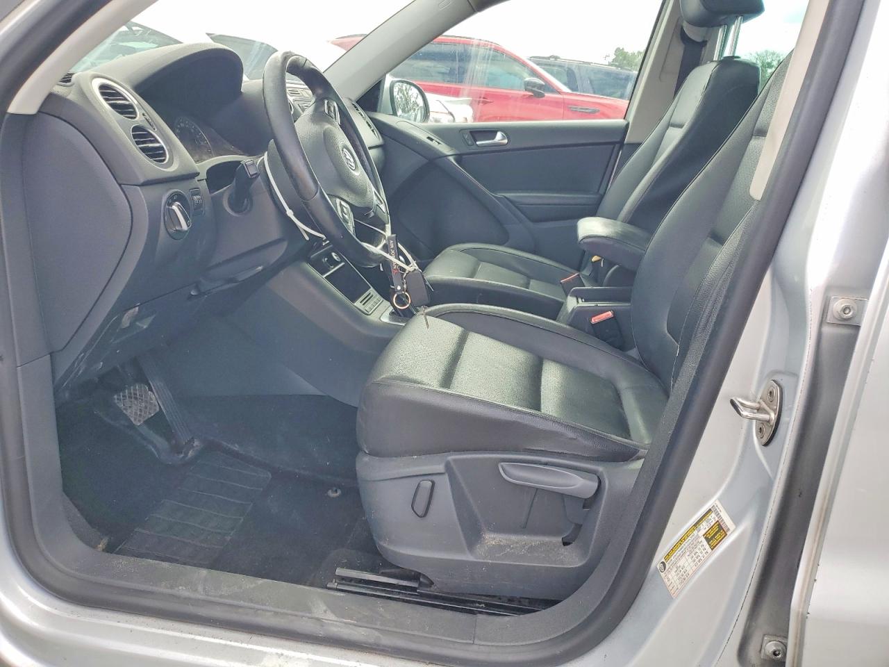 2012 VOLKSWAGEN TIGUAN S photo 7