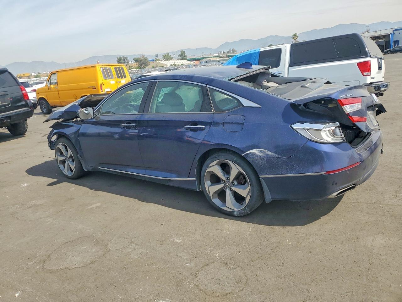 2018 HONDA ACCORD TOURING photo 3