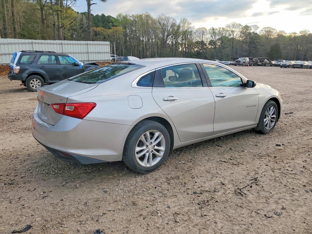 2017 CHEVROLET MALIBU LT photo 3