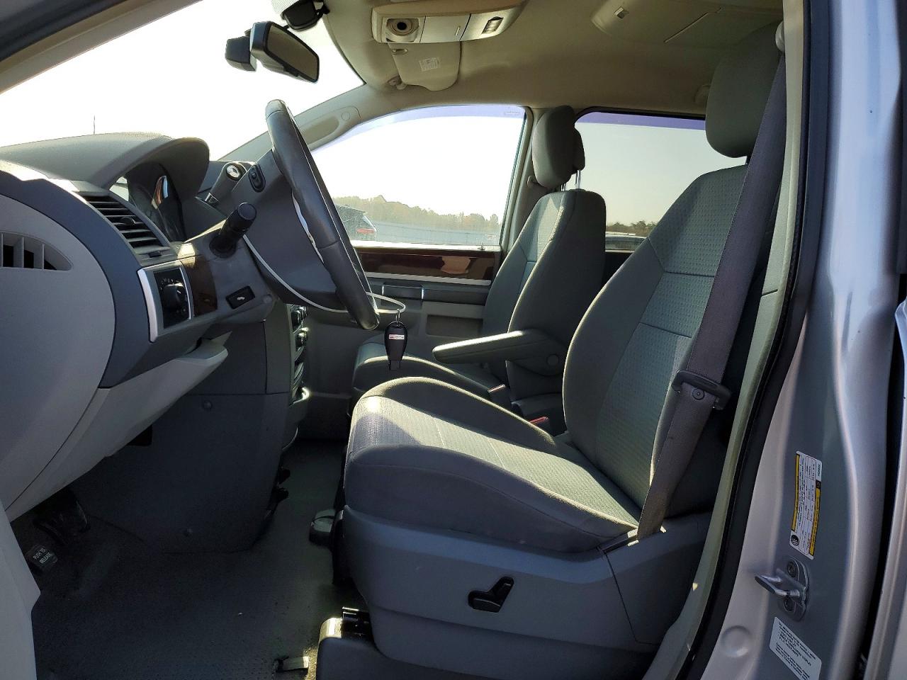2010 CHRYSLER TOWN & COUNTRY TOURING photo 13