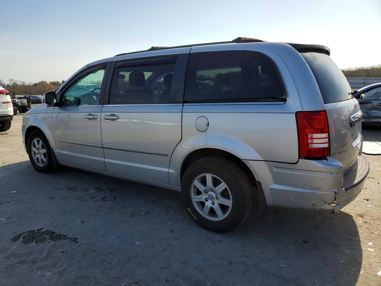 2010 CHRYSLER TOWN & COUNTRY TOURING photo 3