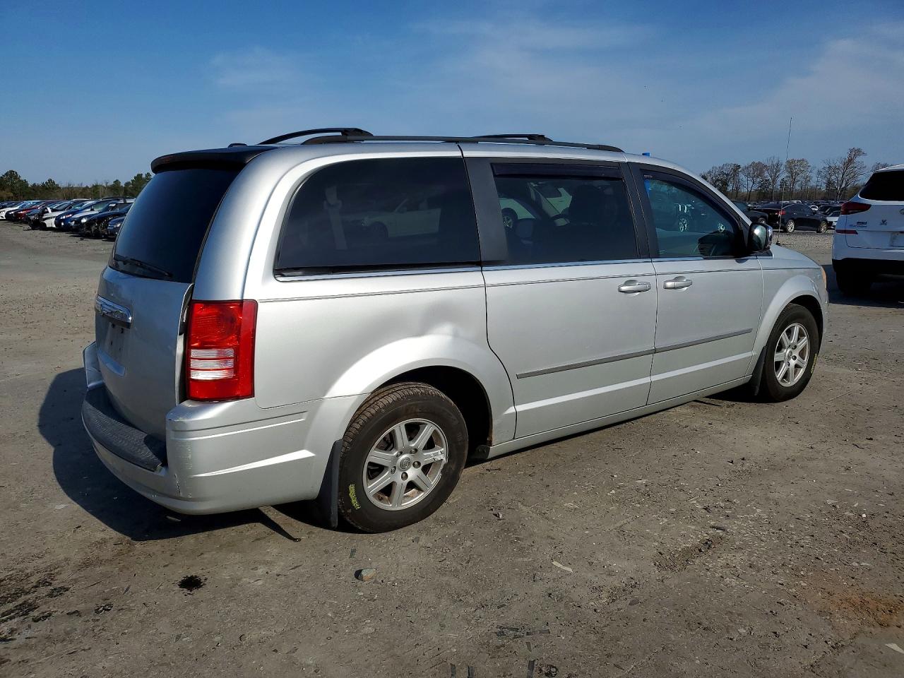 2010 CHRYSLER TOWN & COUNTRY TOURING photo 5