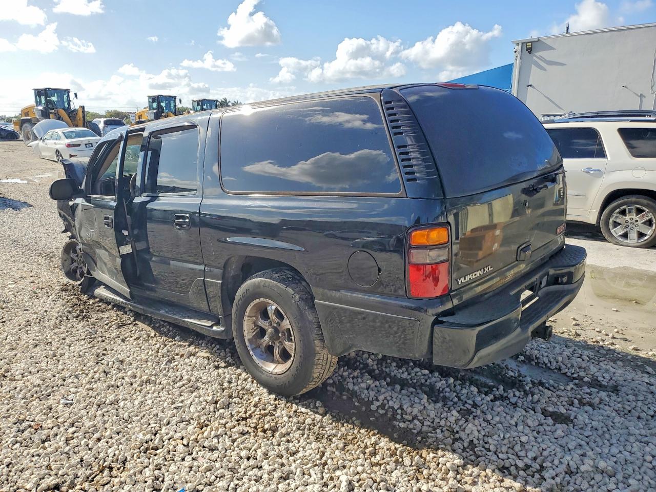 2004 GMC YUKON XL DENALI photo 3