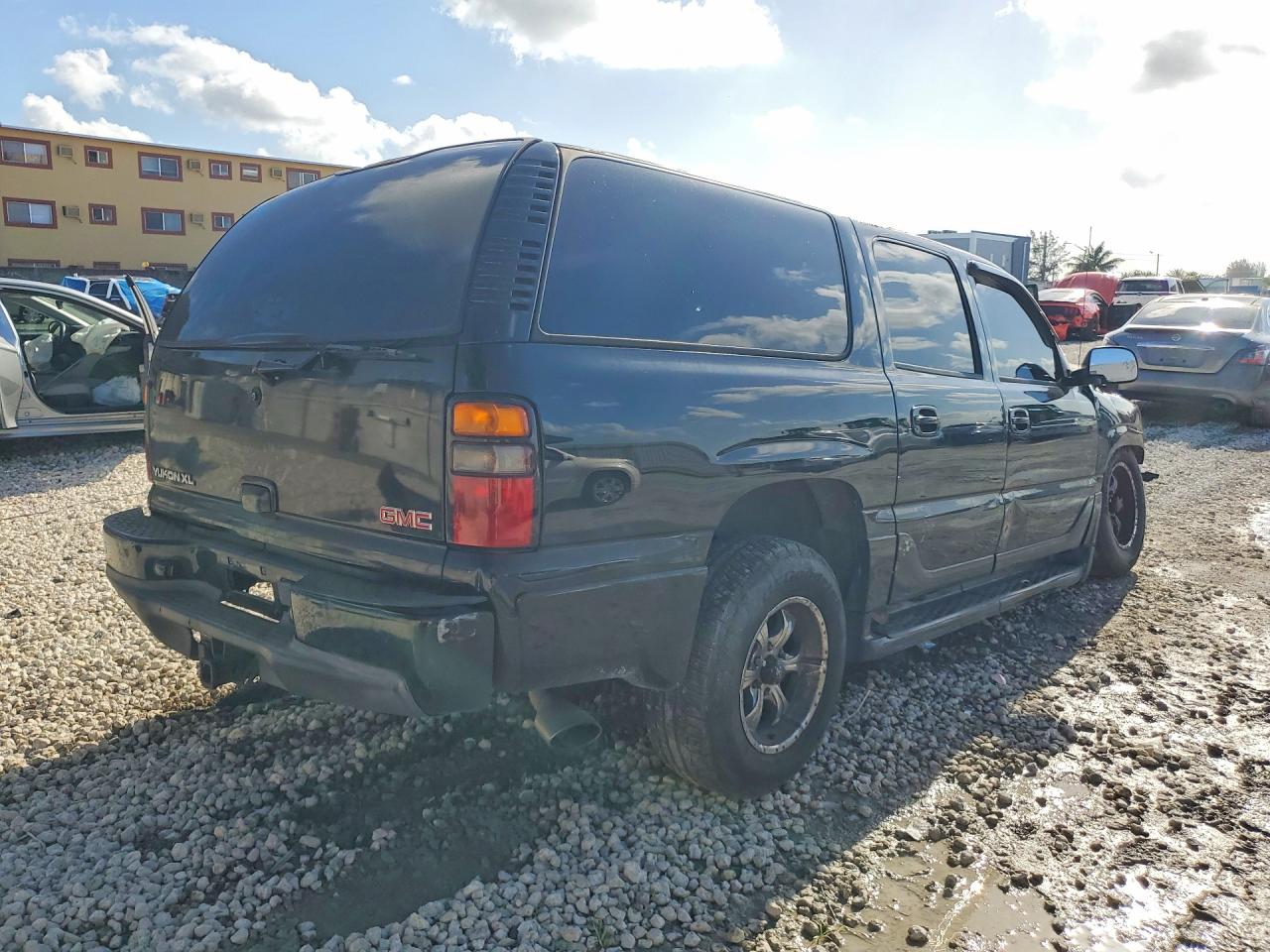2004 GMC YUKON XL DENALI photo 5