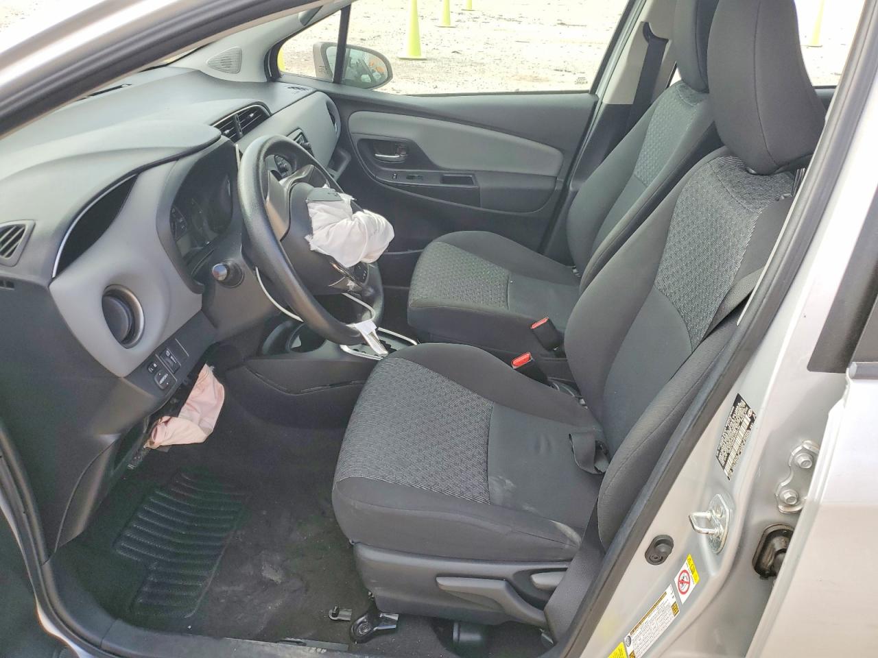 2015 TOYOTA YARIS 5-DOOR LE photo 7