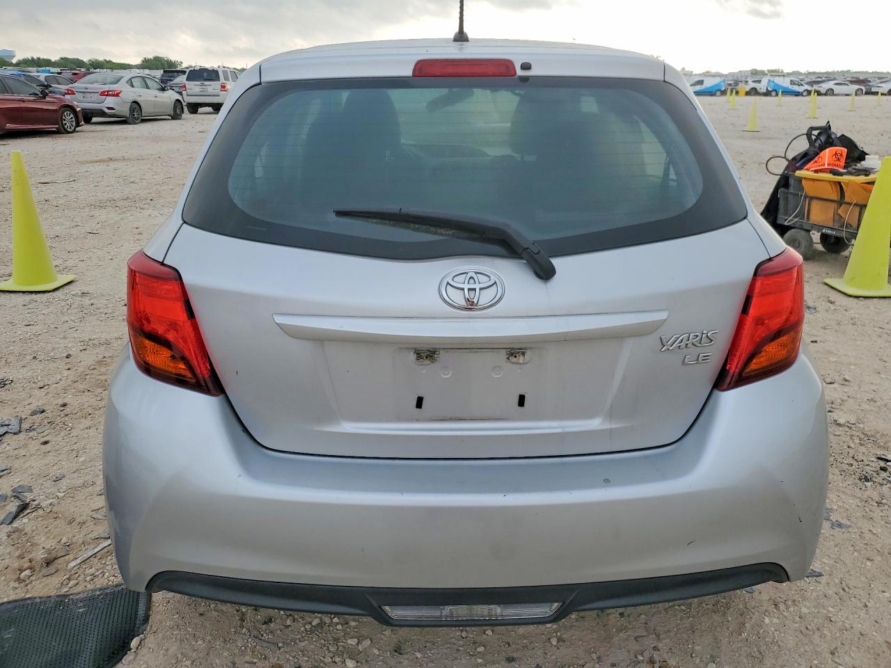2015 TOYOTA YARIS 5-DOOR LE photo 6