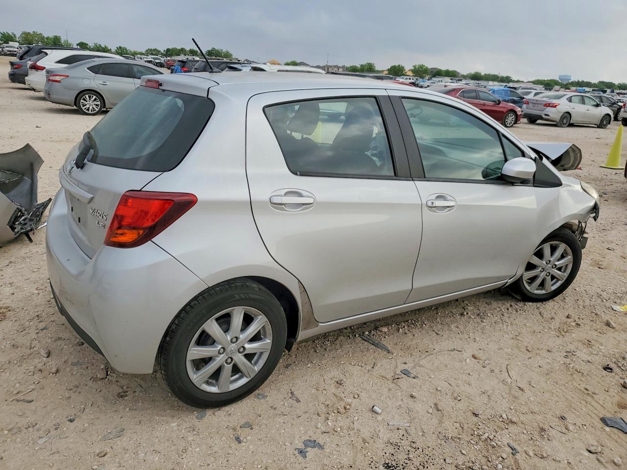 2015 TOYOTA YARIS 5-DOOR LE photo 3
