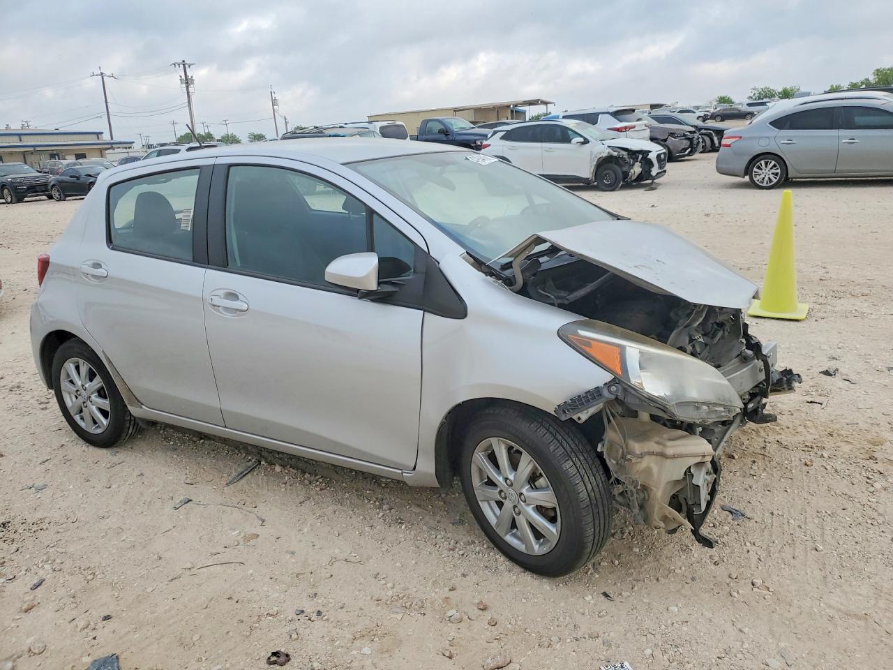 2015 TOYOTA YARIS 5-DOOR LE photo 4