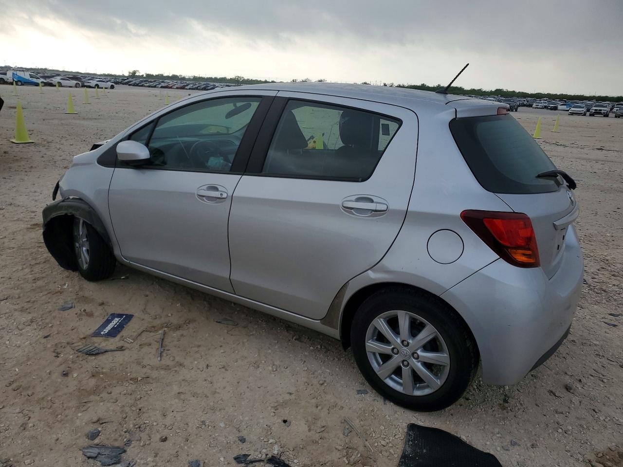 2015 TOYOTA YARIS 5-DOOR LE photo 2