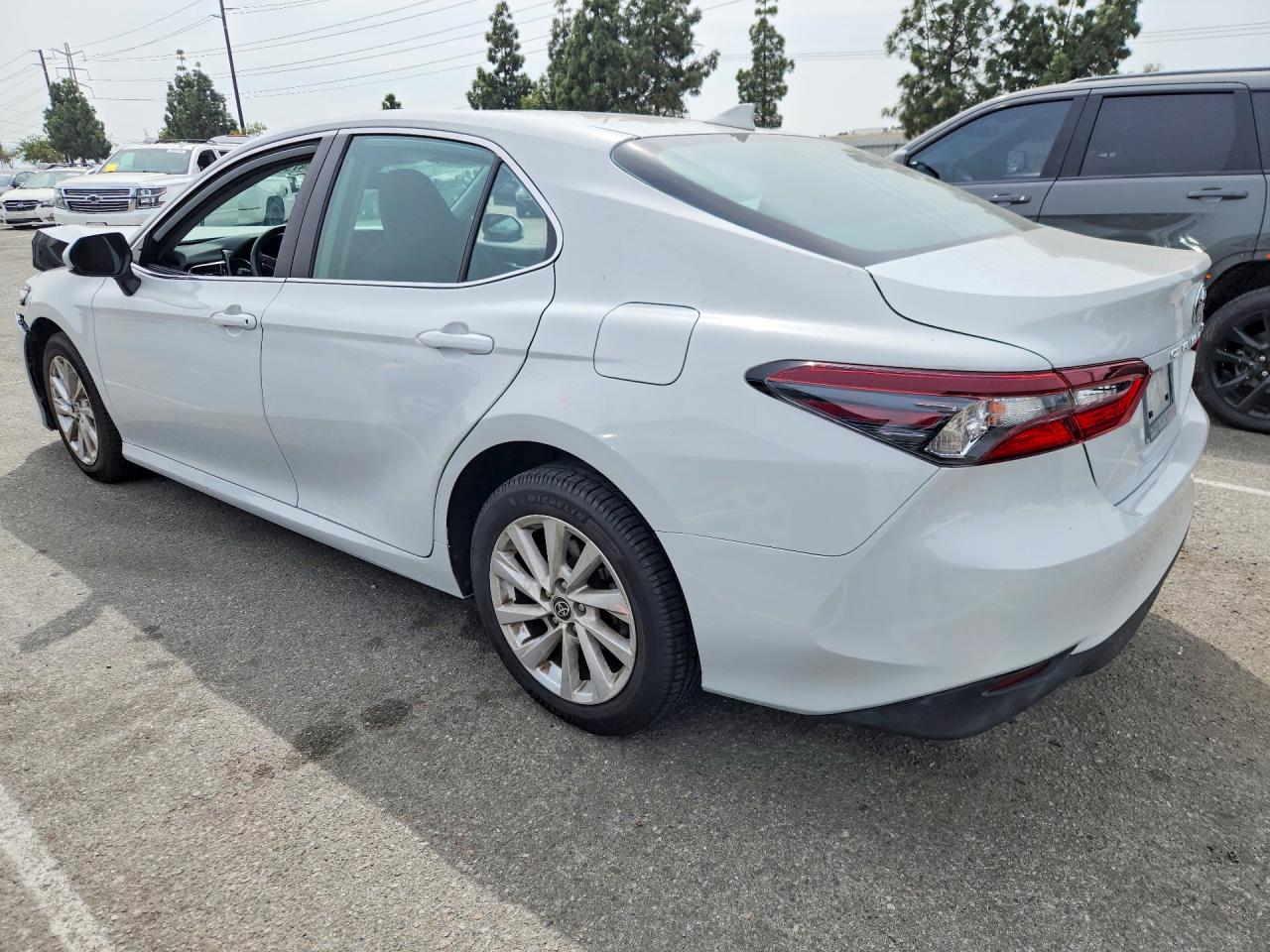 2022 TOYOTA CAMRY LE photo 3