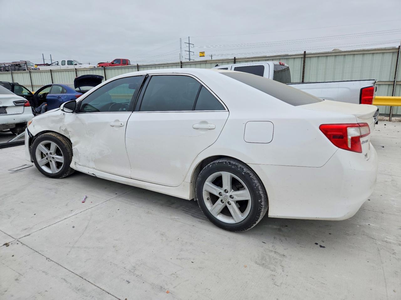 2014 TOYOTA CAMRY SE photo 3