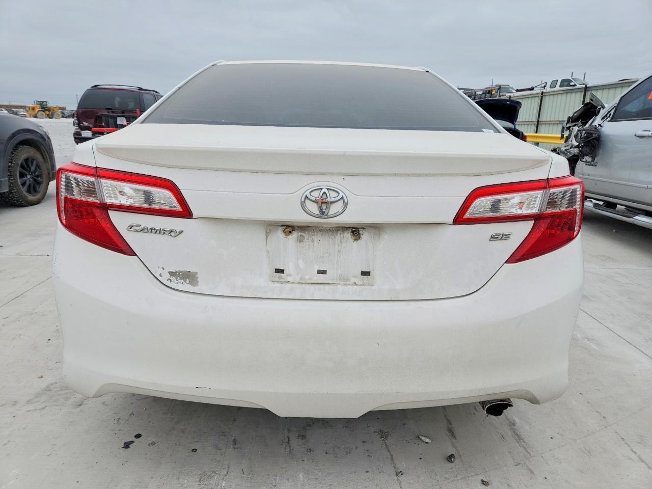 2014 TOYOTA CAMRY SE photo 11
