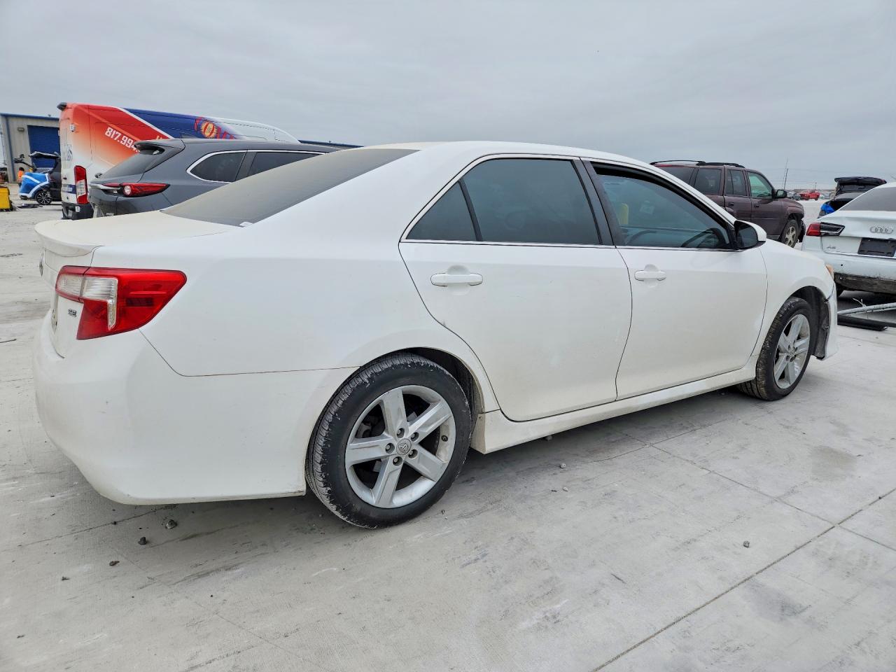 2014 TOYOTA CAMRY SE photo 5