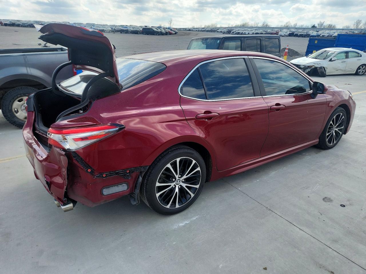 2018 TOYOTA CAMRY SE photo 5
