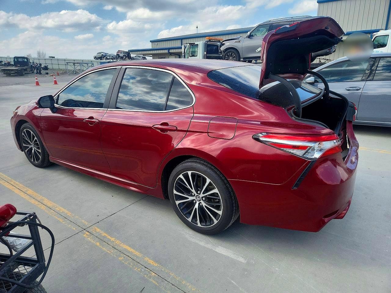 2018 TOYOTA CAMRY SE photo 3