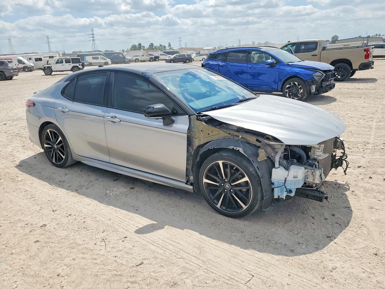 2019 TOYOTA CAMRY photo 10
