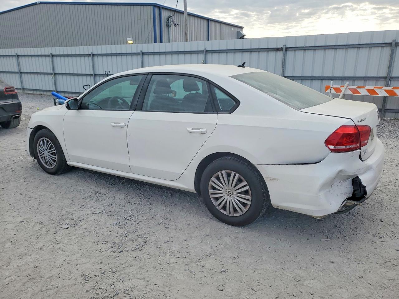 2014 VOLKSWAGEN PASSAT S photo 4