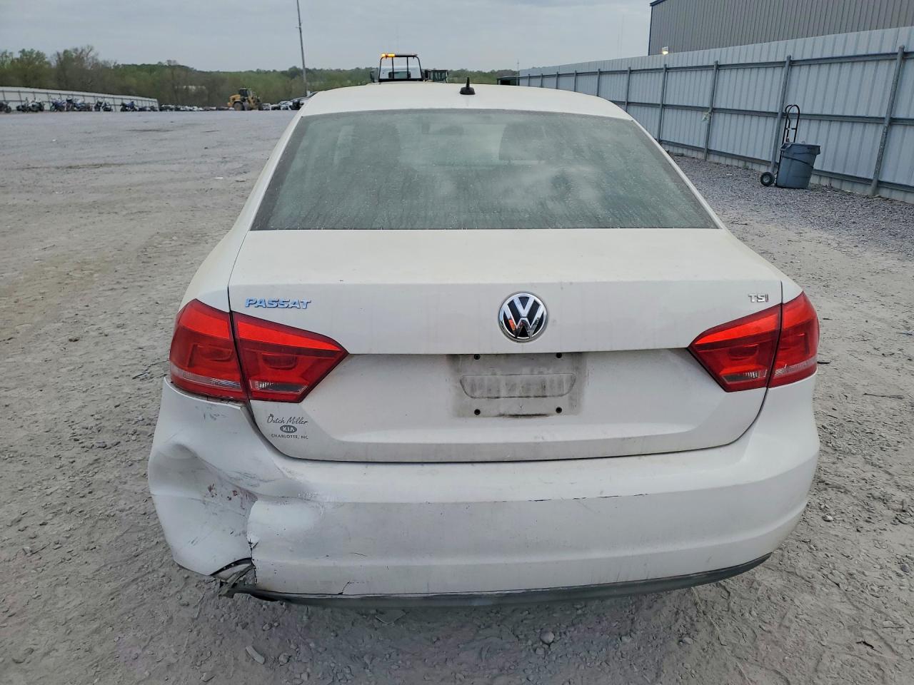 2014 VOLKSWAGEN PASSAT S photo 16