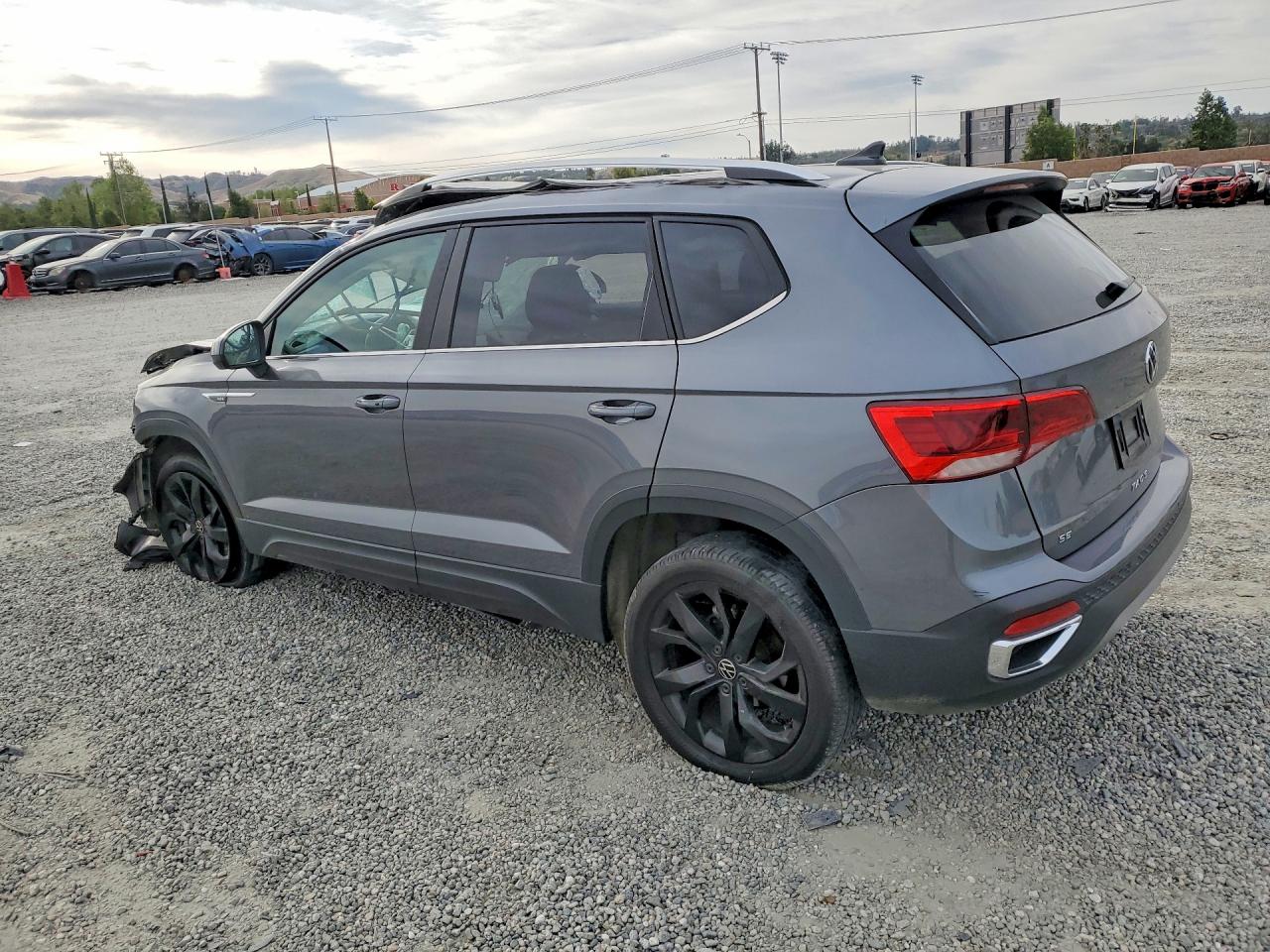 2024 VOLKSWAGEN TAOS SE photo 2