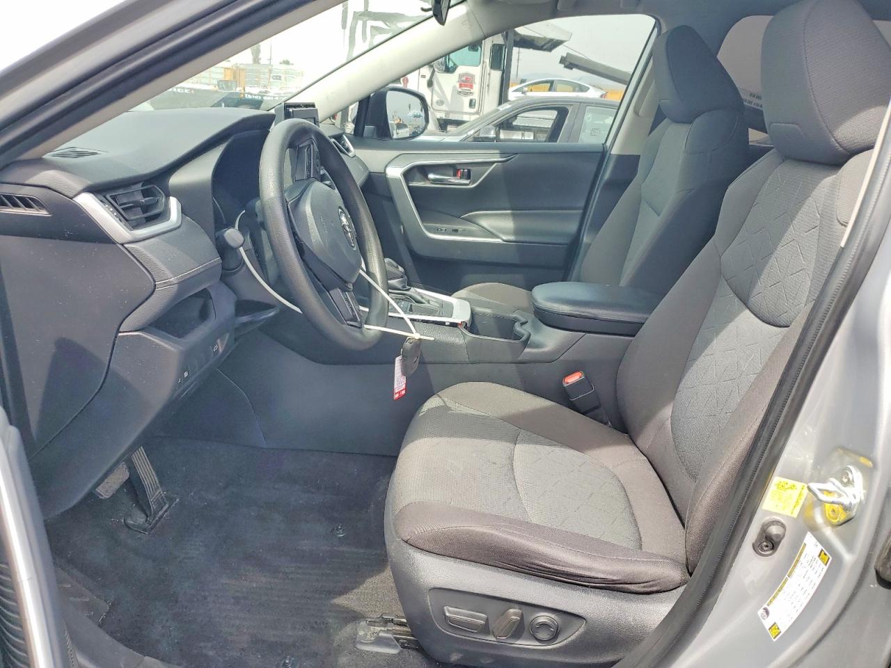 2022 TOYOTA RAV4 XLE photo 13