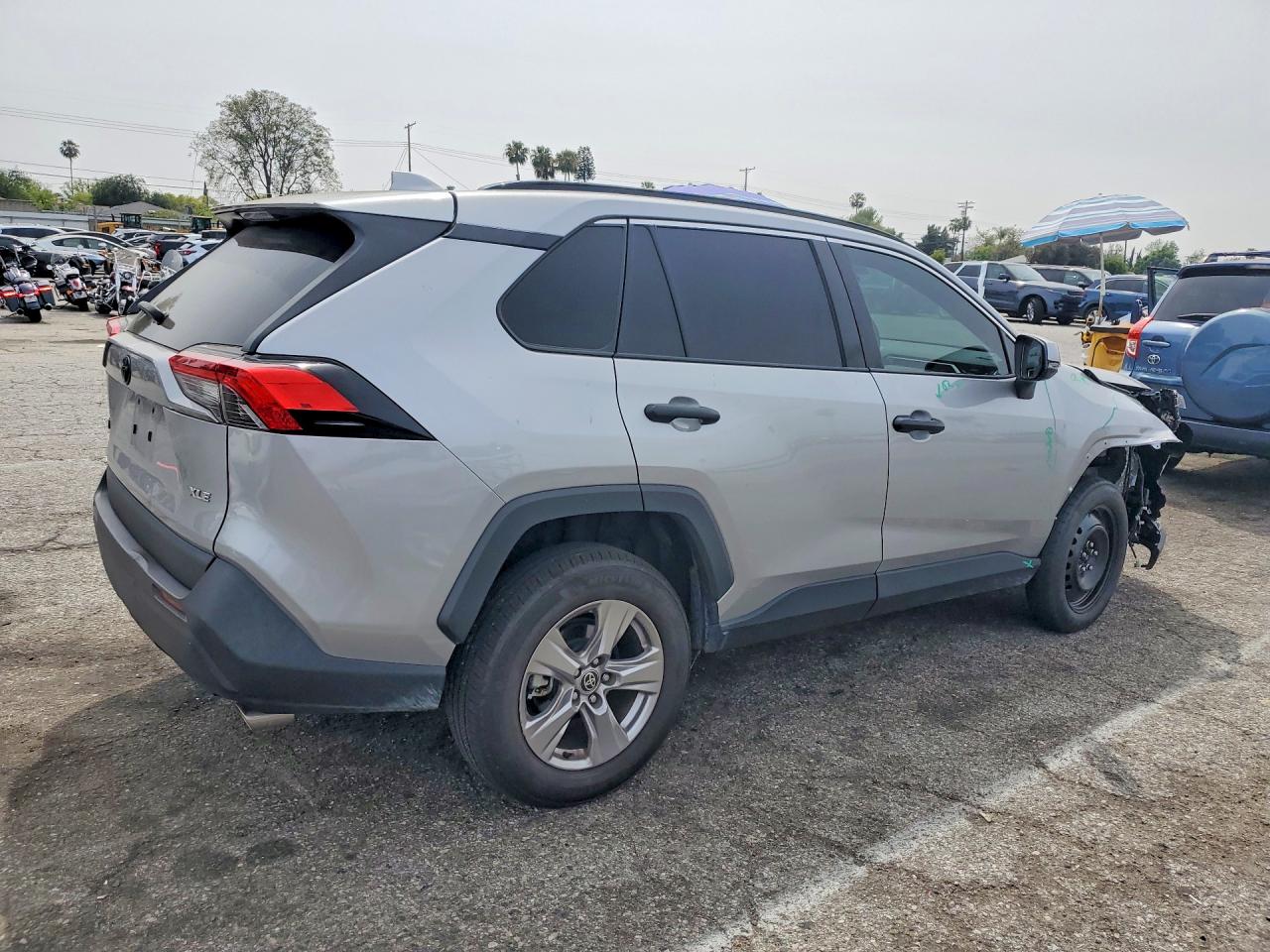 2022 TOYOTA RAV4 XLE photo 5