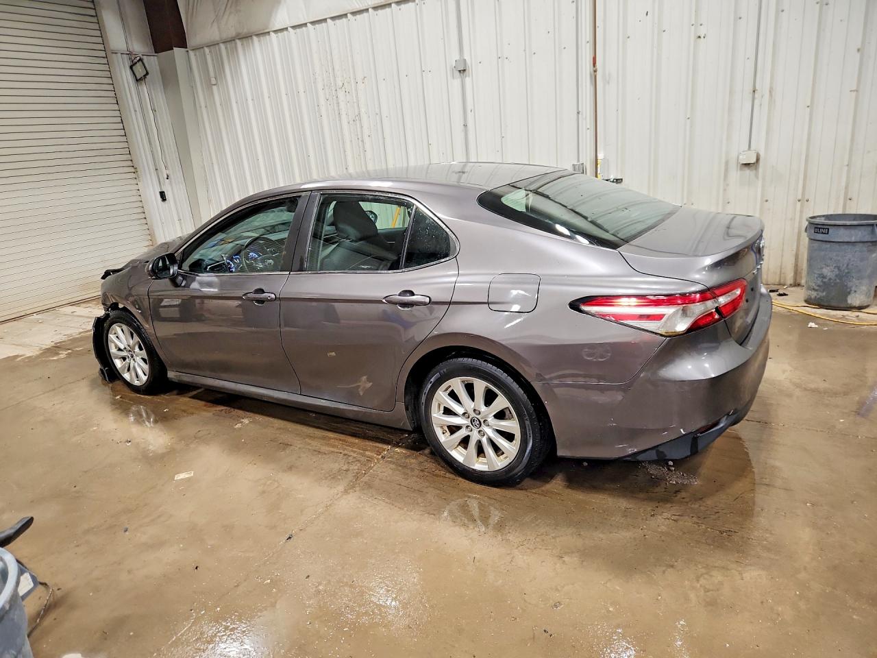 2018 TOYOTA CAMRY LE photo 3