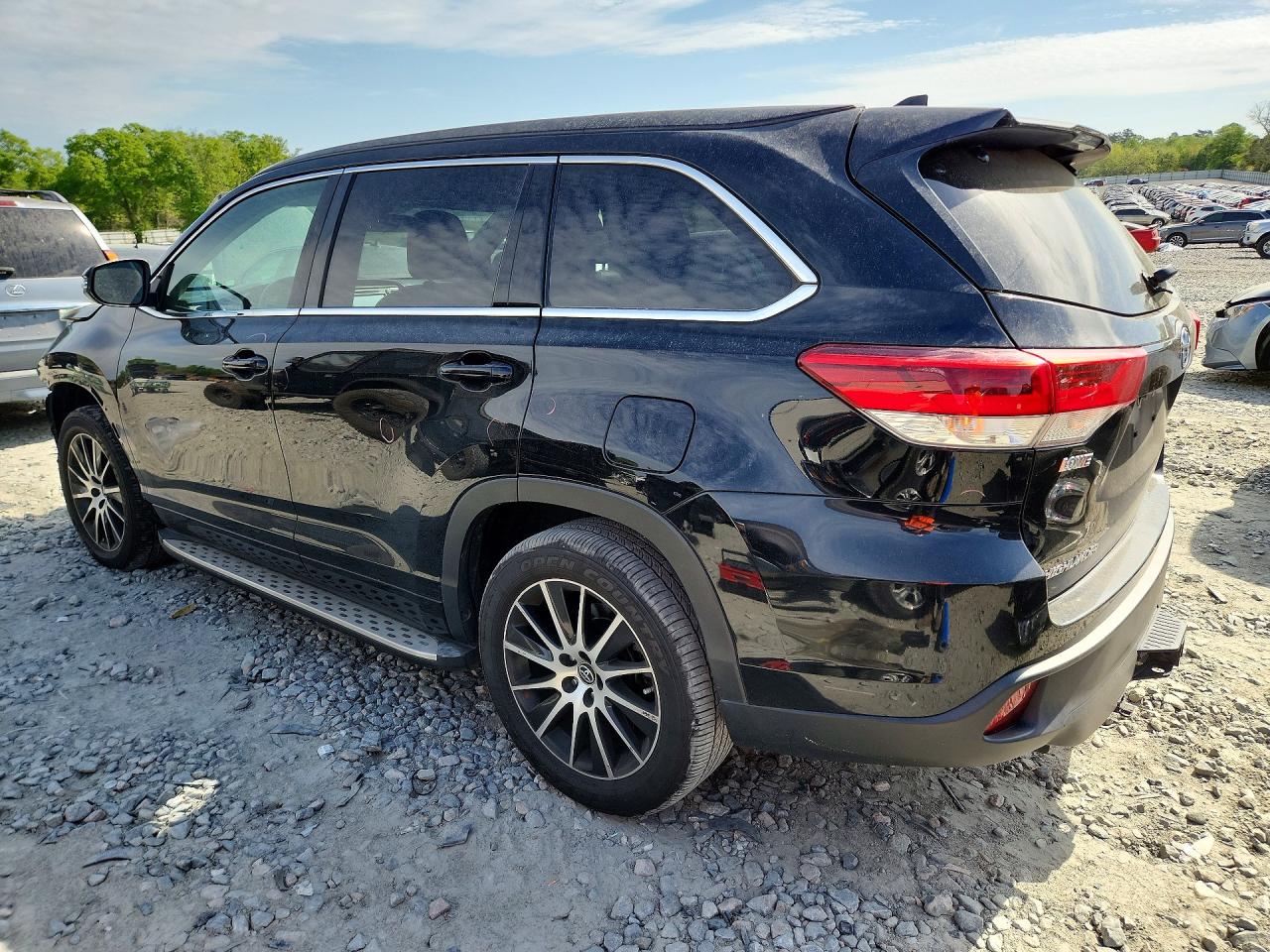 2018 TOYOTA HIGHLANDER SE photo 2