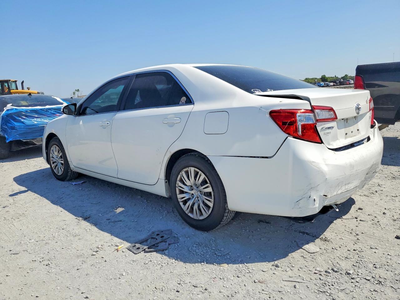 2014 TOYOTA CAMRY L photo 3