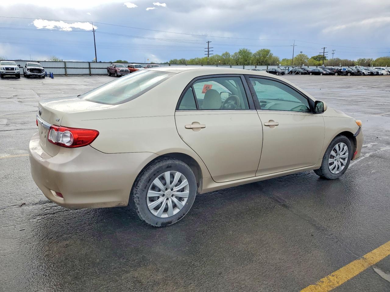 2013 TOYOTA COROLLA photo 7