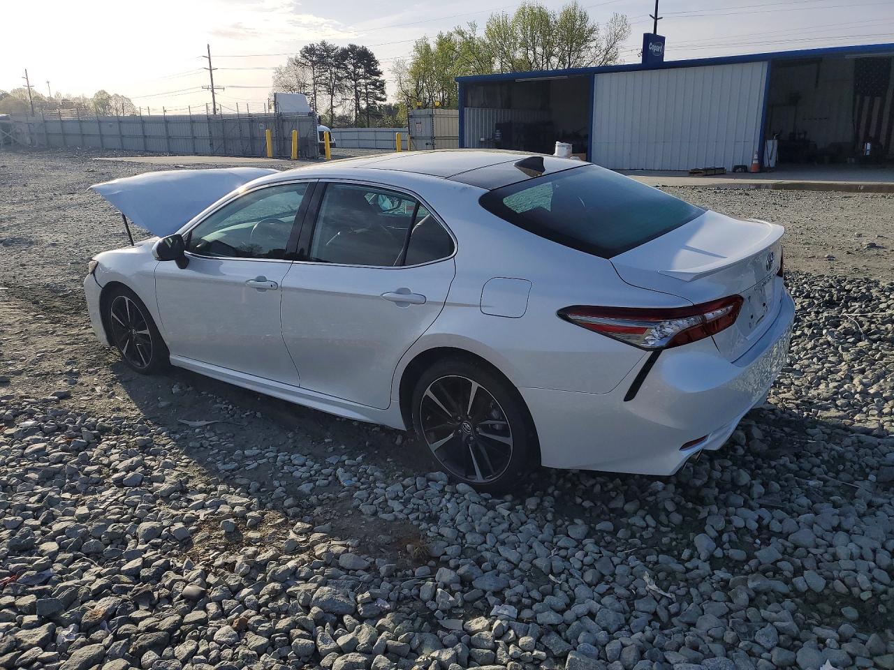 2019 TOYOTA CAMRY XSE photo 2