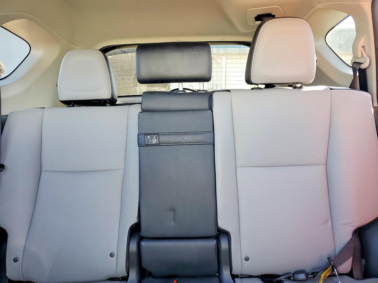 2017 TOYOTA RAV4 HV LIMITED photo 28