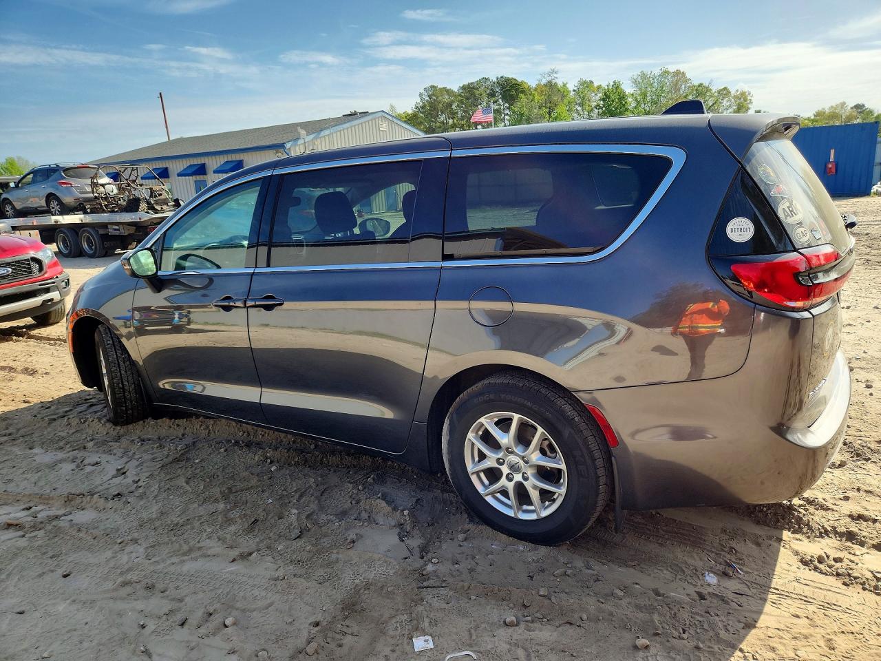 2023 CHRYSLER PACIFICA TOURING L photo 4