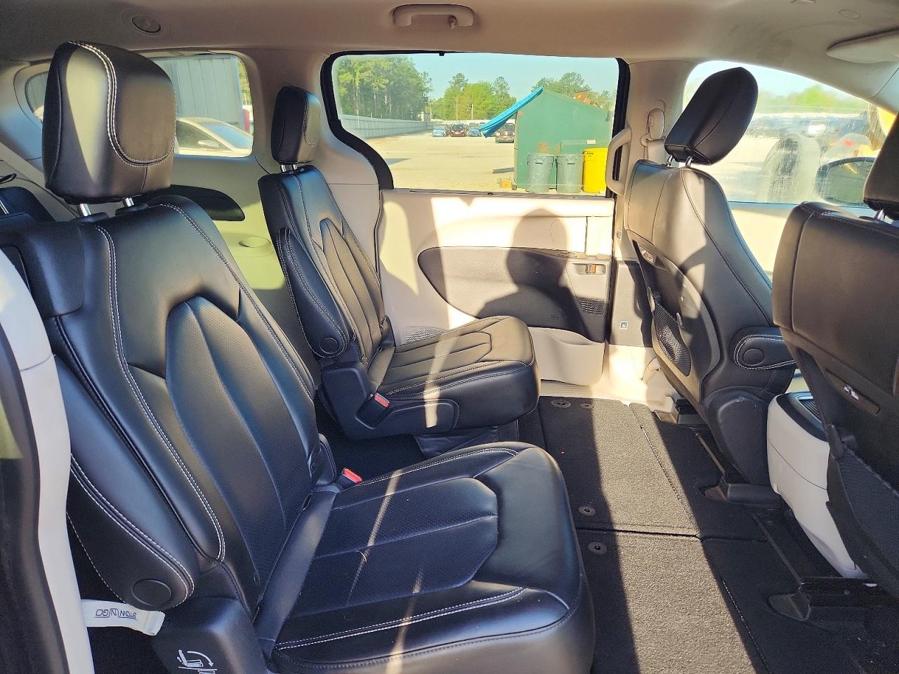 2023 CHRYSLER PACIFICA TOURING L photo 31