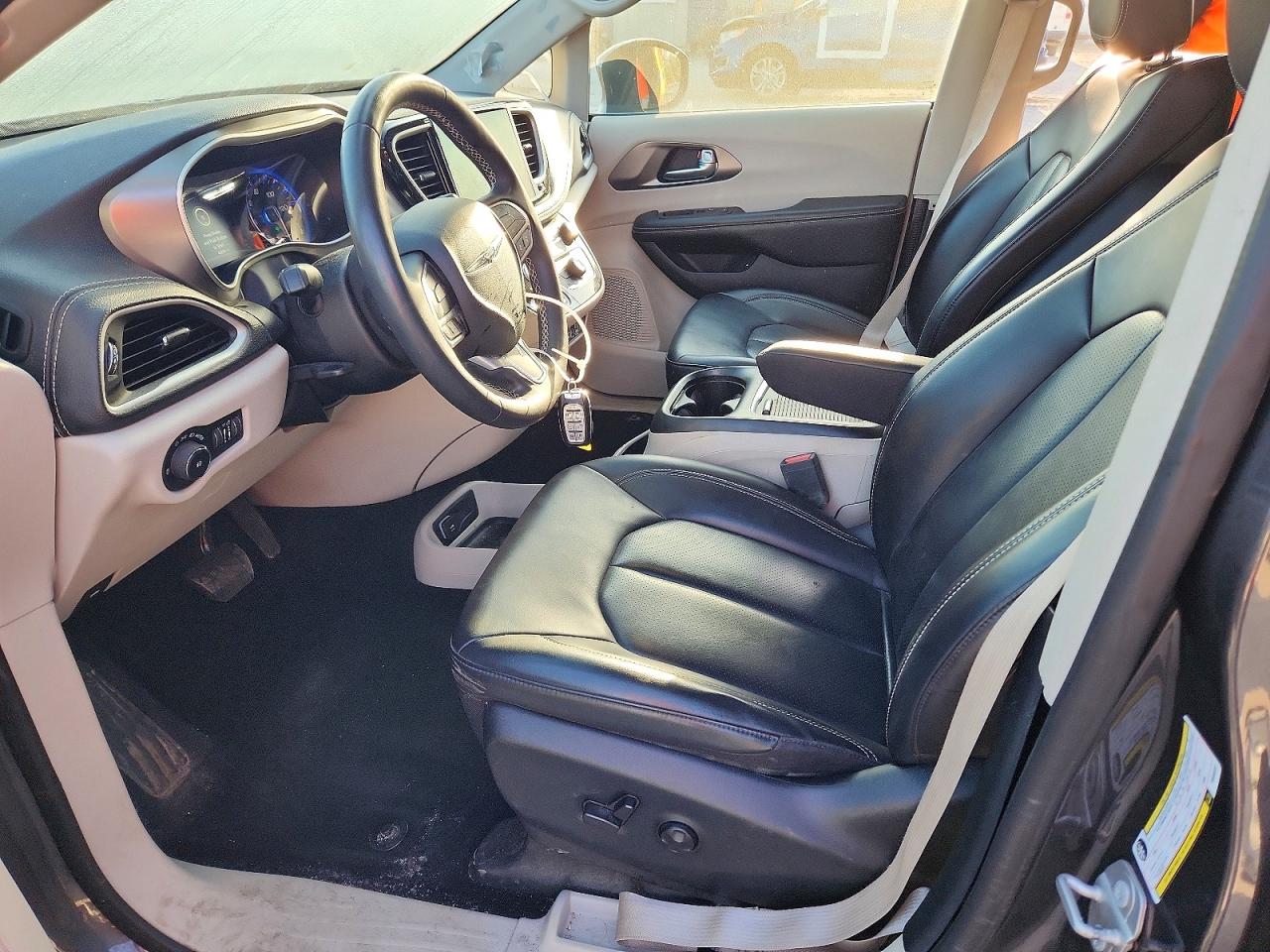 2023 CHRYSLER PACIFICA TOURING L photo 19
