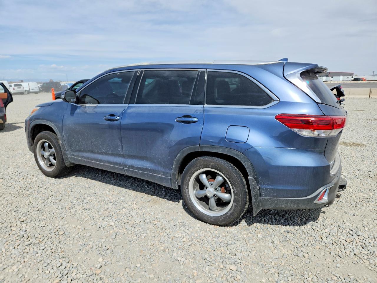 2017 TOYOTA HIGHLANDER LE PLUS photo 4